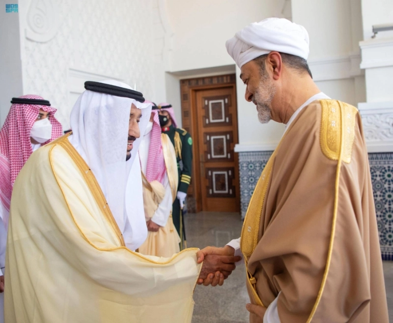 الملك سلمان خلال لقائه هيثم بن طارق في قصر نيوم أمس الأول
