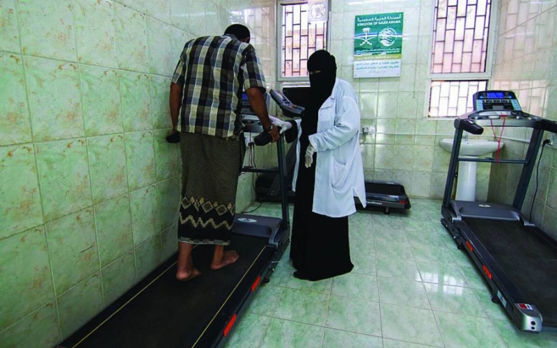 مريض يحاول السير على قدمين صناعيتين (واس)