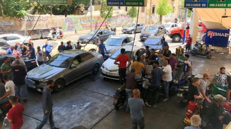 طوابير طويلة تبحث عن البنزين في بيروت (مكة)