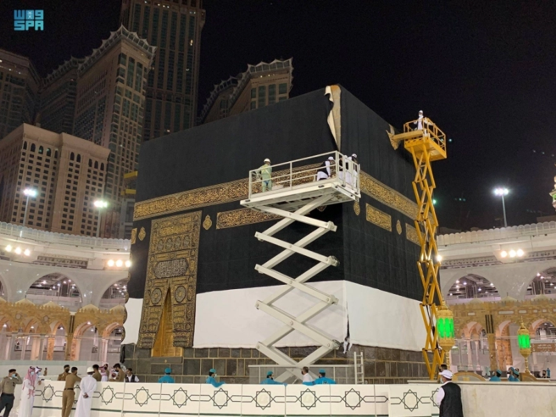 جانب من أعمال رفع ثوب الكعبة (مكة)