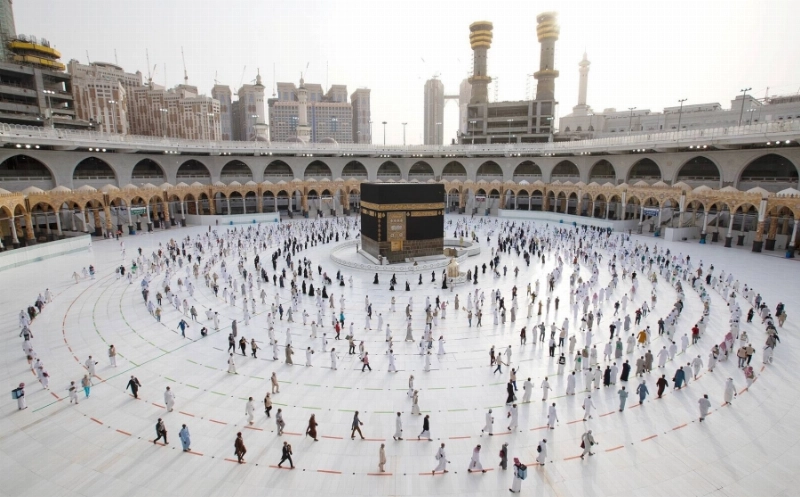 حجاج يطوفون حول الكعبة في موسم سابق (مكة)
