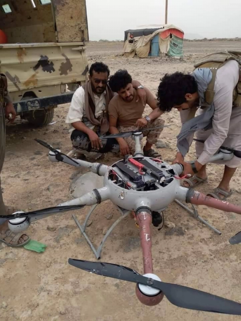 أجزاء من طائرة حوثية أسقطت بمأرب (مكة)