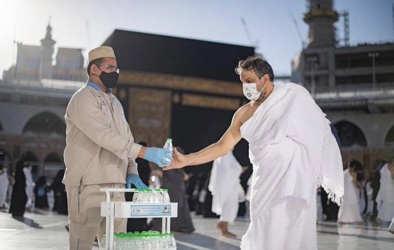 مشروع سقيا زمزم يوزع أكثر من 150 مليون عبوة منذ تدشينه (واس)