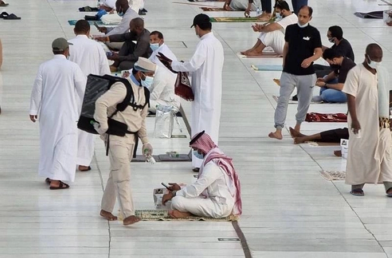 مشروع سقيا زمزم يوزع أكثر من 150 مليون عبوة منذ تدشينه (واس)