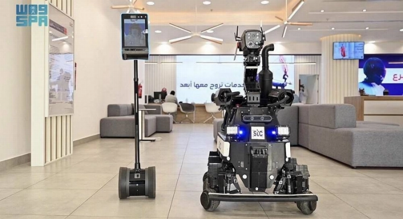 الروبوت الشخصي والروبوت الأمني يتسابقان لخدمة ضيوف الرحمن (واس)