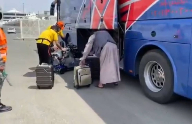 حقائب الحجاج خلال وصولها إلى منى (مكة)