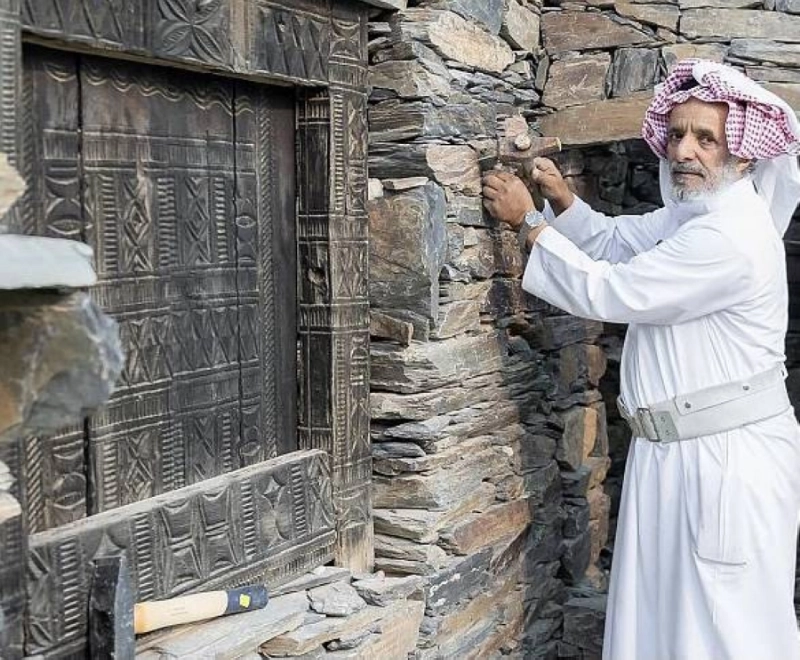 الباحة تستقطب محبي التخييم والتسلق في صيف السعودية وسط أجواء الطبيعة