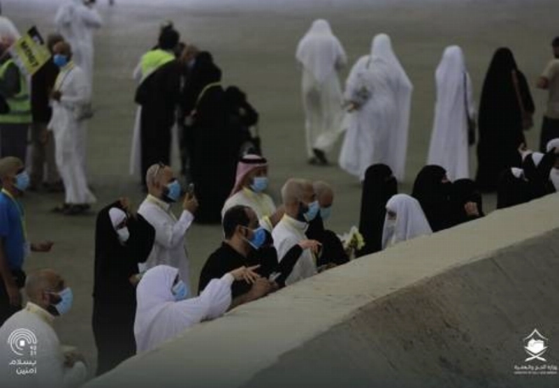 الحجاج يرمون في أول أيام التشريق