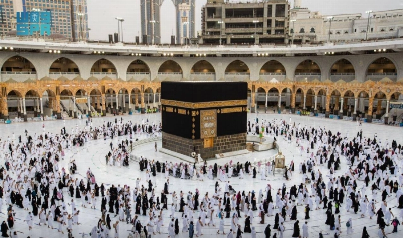 الحجاج خلال طواف الإفاضة أمس الأول (مكة)