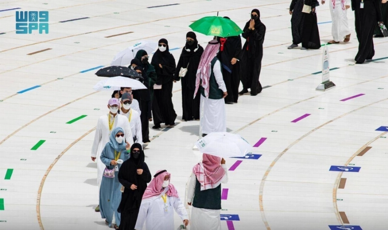 حجاج متعجلون يؤدون طواف الوداع أمس (مكة)