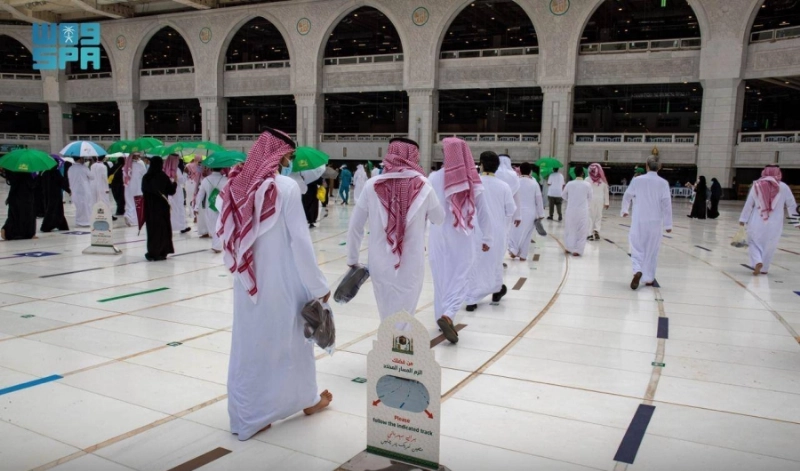 حجاج متعجلون يؤدون طواف الوداع أمس (مكة)