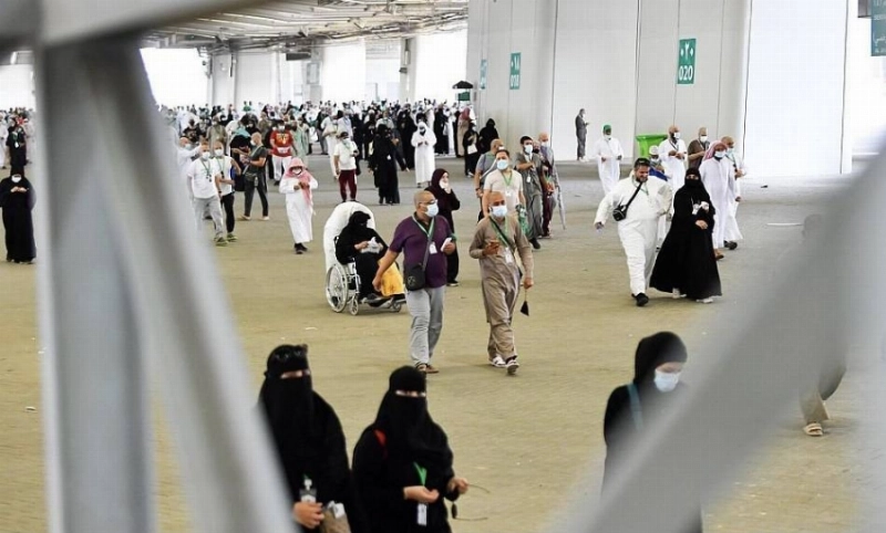 حجاج بيت الله الحرام يكملون رمي الجمرات ثاني أيام التشريق (واس)