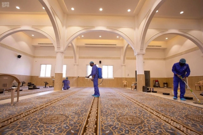 أحد المسجدين خلال التعقيم (مكة)