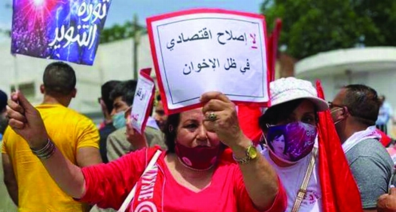 تونسية تعترض على قمع الاخوان (مكة)