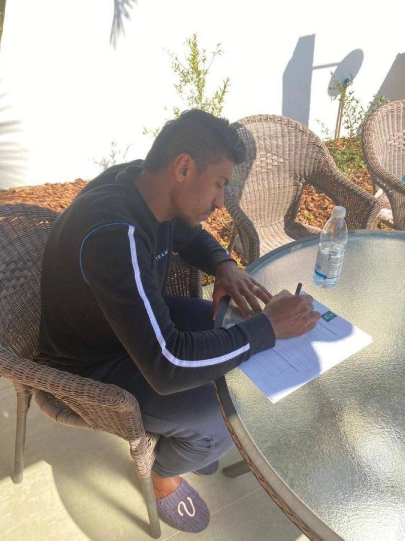 باولينهو خلال توقيعه للنادي الأهلي (مكة)