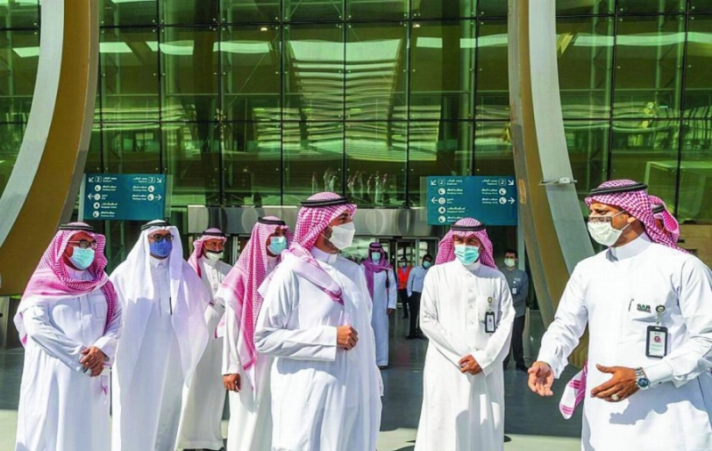 أمير الجوف يستمع لشرح عن المحطة