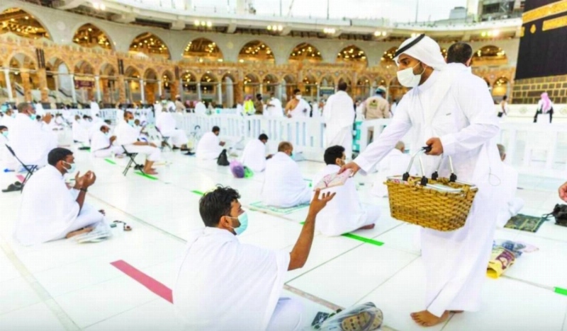 توزيع وجبات وسجادات في المسجد الحرام (مكة)