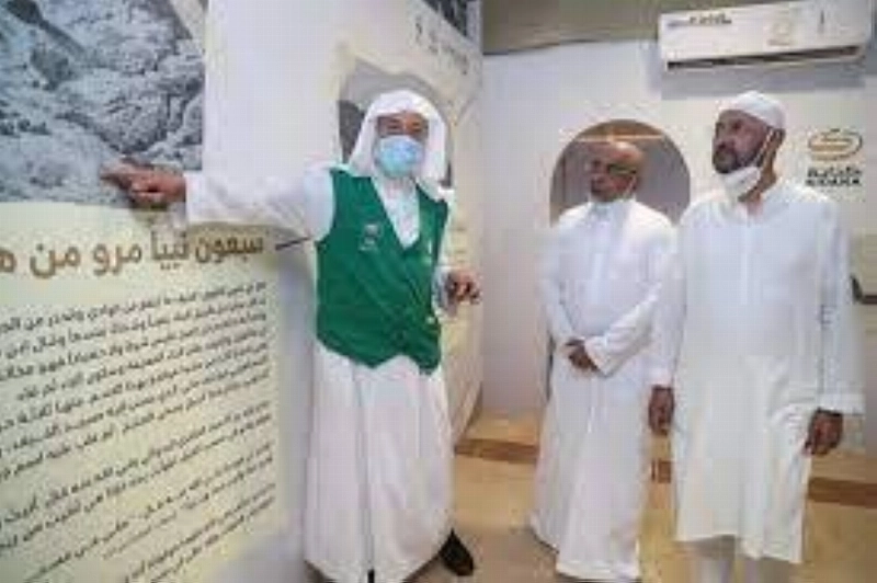 زوار يستمعون لشرح بمعرض مابين ثبير (مكة)