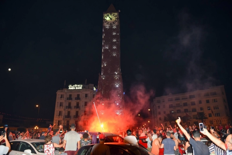 شارع الحبيب بورقيبة يستقبل المبتهجين بسقوط الإخوان (د ب أ)