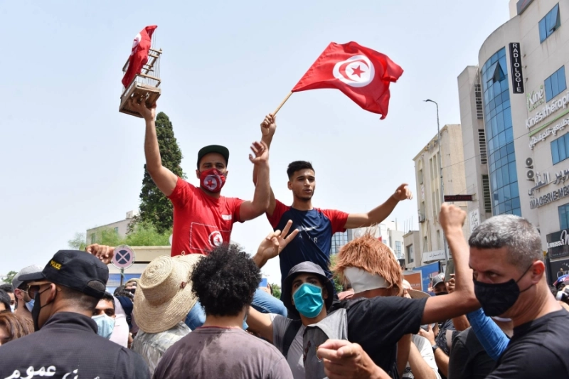 اعلام تونس ترفرف بعد تعطيل البرلمان الاخواني (د ب أ)