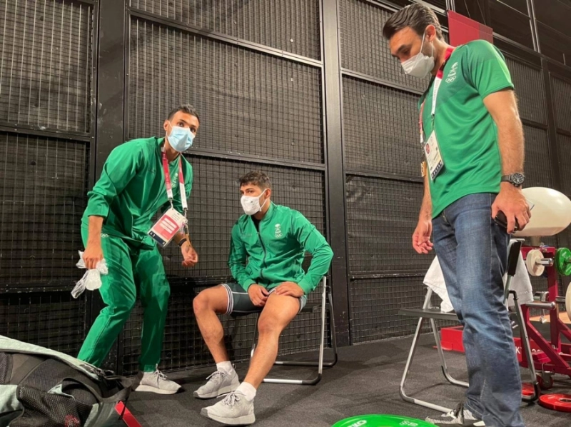 عبدالعزيز بن تركي يقف على إصابة اللاعب (مكة)