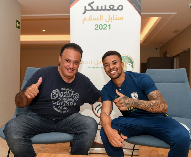 طلال آل الشيخ وباولا خلال التوقيع (مكة)
