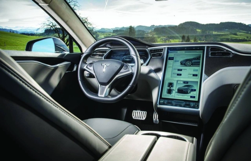من داخل سيارة تسلا (مكة)