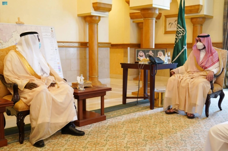 بدر بن سلطان خلال استقباله ياسر هوساوي (مكة)