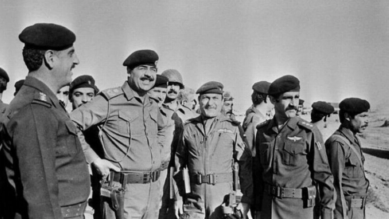 صدام حسين خلال زيارة الجبهة بعد احتلال نصف خوزستان (مكة)
