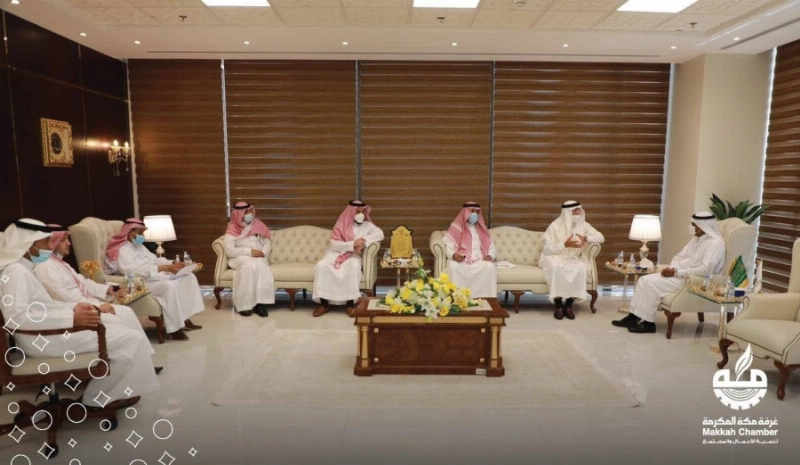 جانب من لقاء لجنة الفنادق مع عبدالفتاح مشاط (مكة)