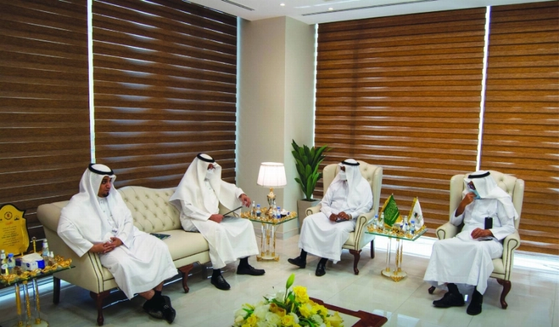 عبدالفتاح مشاط خلال اجتماعه مع اللجنة الوطنية (مكة)