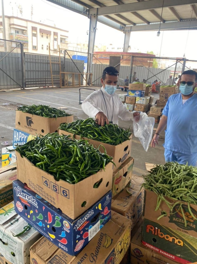 الفرق الفنية خلال أخذ عينات من الخضار (مكة)