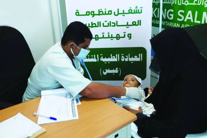 طبيب يكشف على طفل في العيادة المتنقلة (واس)