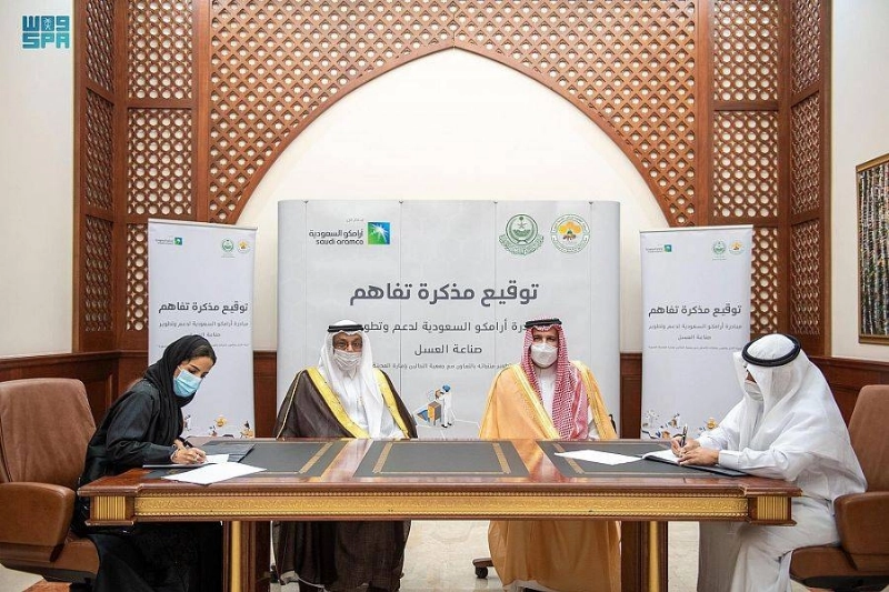 فيصل بن سلمان خلال توقيع مذكرة التفاهم (مكة)