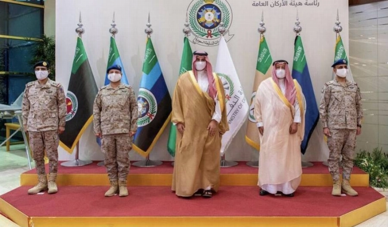 نائب وزير الدفاع يزور رئاسة هيئة الأركان العامة وقيادة القوات المشتركة ويلتقي بمنسوبيها بوزارة الدفاع