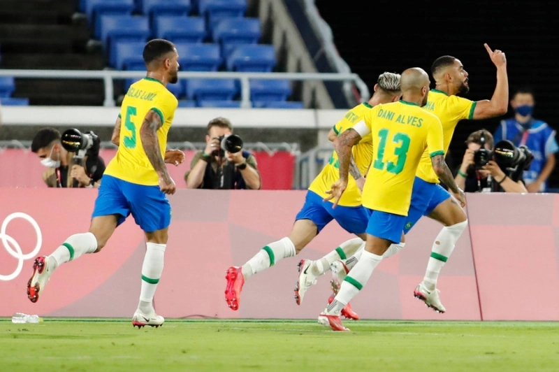 فرحة لاعبي البرازيل بالهدف الأول أمس (د ب أ)