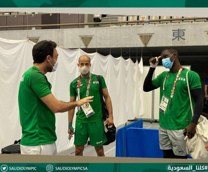 مع لاعب الكاراتيه طارق حامدي قبل بدء مشاركته (واس)