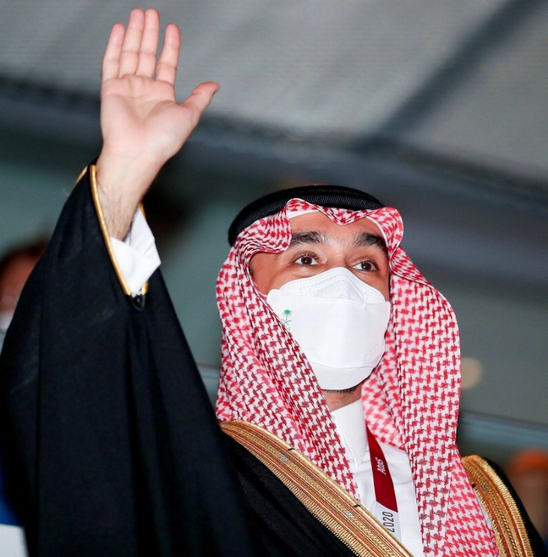 يلقي التحية على الوفد السعودي في طابور الاستعراض (واس)