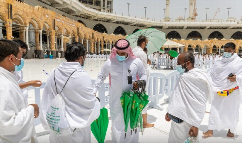 من توزيع المظلات على المعتمرين (مكة)
