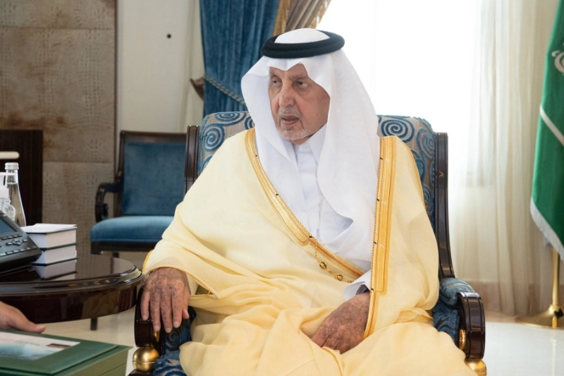 خالد الفيصل لدى استقباله مدير تعليم مكة (مكة)