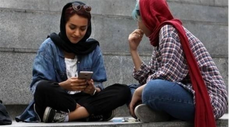 طالبتان إيرانيتان تتابعان أخبار العالم (مكة)