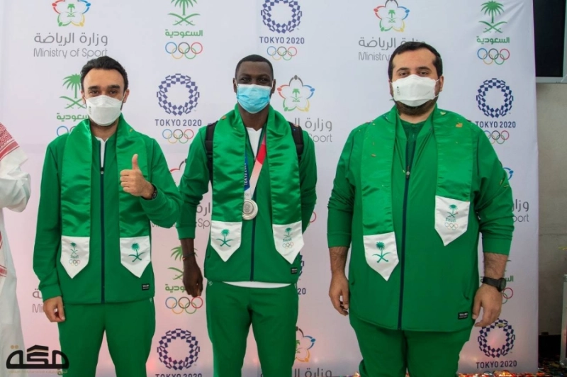 وزير الرياضة وحامدي لحظة الاستقبال بالمطار (ياسر بخش)