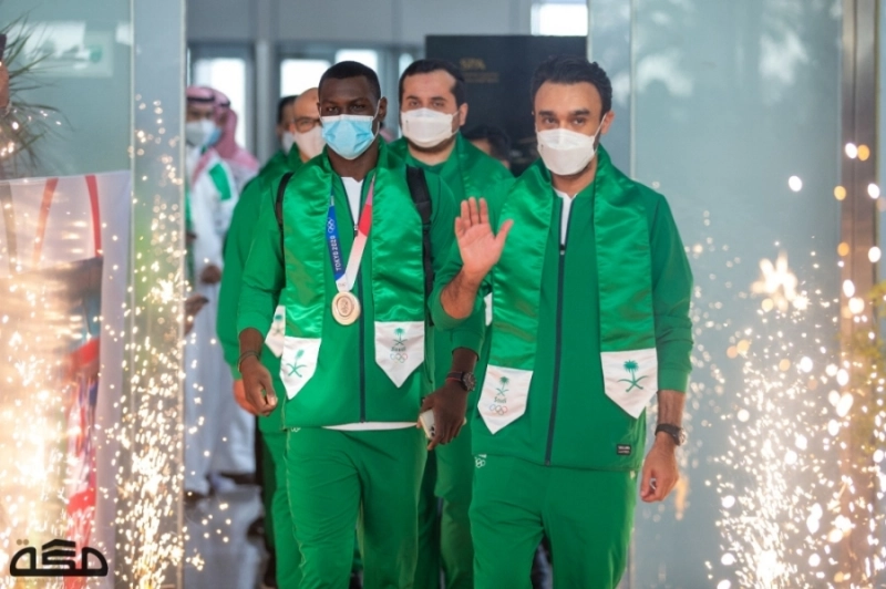 وزير الرياضة وحامدي لحظة الاستقبال بالمطار (ياسر بخش)