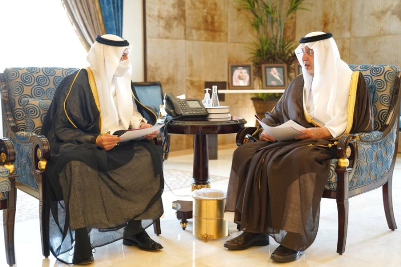 خالد الفيصل لدى استقباله وائل مطير (مكة)