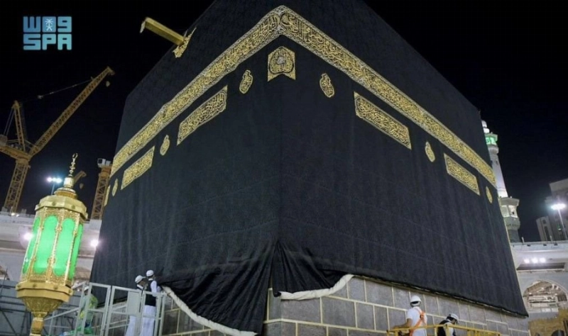 33 متخصصا يسدلون ثوب الكعبة المشرفة (واس)