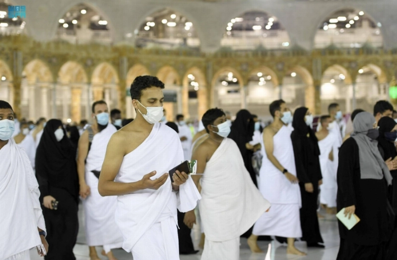 معتمرون في المسجد الحرام (مكة)