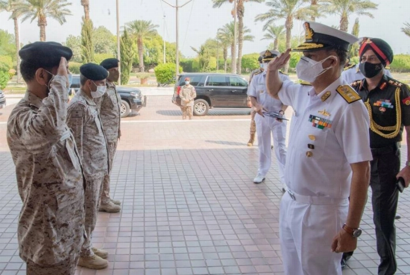ماجد القحطاني لدى وصوله مناورات التمرين البحري (واس)