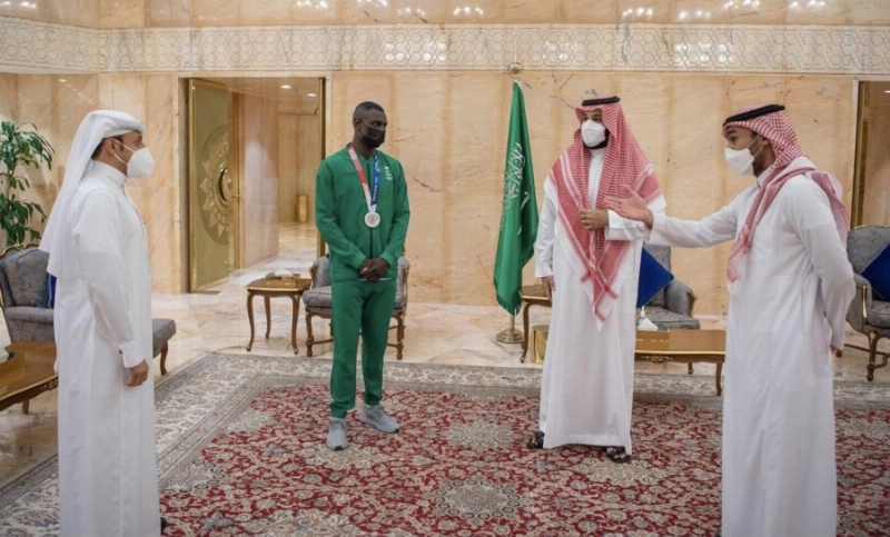 ولي العهد يلتقي اللاعب طارق حامدي الحائز على الميدالية الفضية في أولمبياد طوكيو 2020 (واس)