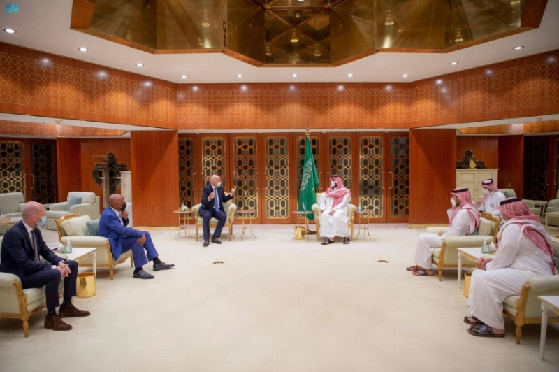 الأمير محمد بن سلمان لدى لقائه جياني إنفانتينو وباتريس موتسيبي (واس)