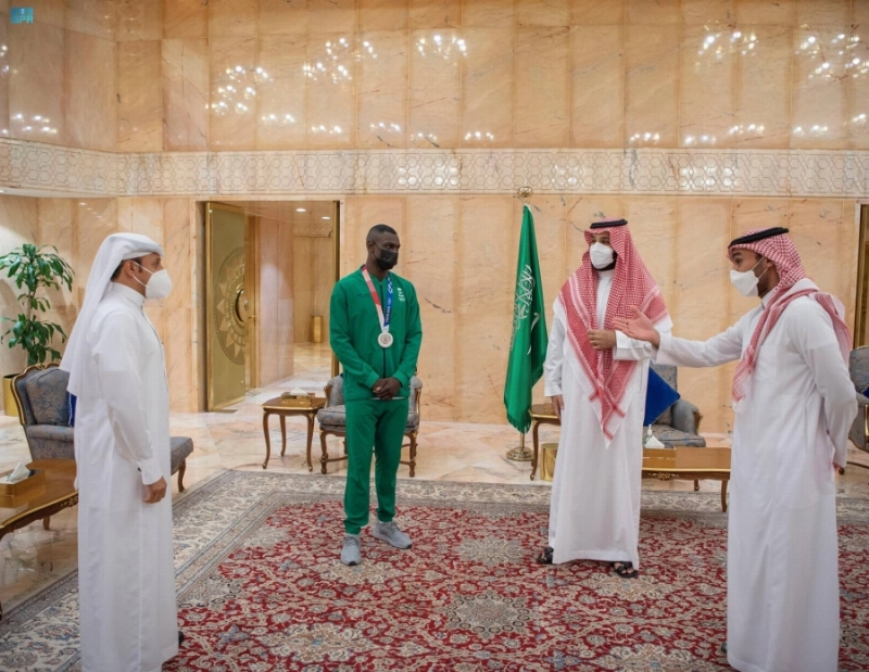 ولي العهد خلال استقباله اللاعب طارق حامدي (واس)